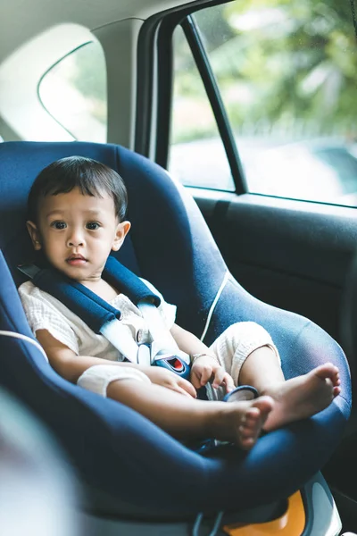 Очаровательный Мальчик Автокресле Портрет Счастливого Малыша Сидящего Автомобильном Кресле Мальчик — стоковое фото