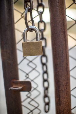 Bir zincir bağlantı güvenlik çit kilitleyin. Tavuk tel çit kapısı bir zincir ve asma kilit ile kilitli.