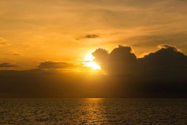 Alacakaranlık gökyüzü arka planı. Renkli gün batımı gökyüzü ve alacakaranlıktaki canlı gökyüzü. Ateşli turuncu günbatımı gökyüzü. Güzel