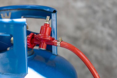 Paslı basınç regülatörü ve yakıt tanklarının işletim vanası. LPG . Hortum kırmızı gaz deposuna bağlanıyor.. 