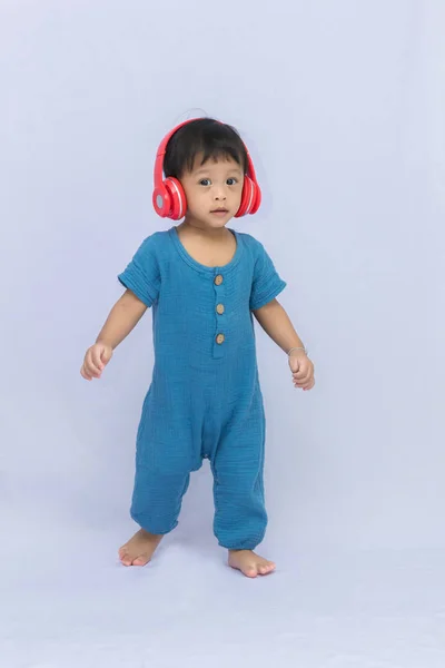 Barnet Med Hörlurar Vit Bakgrund Redhead Baby Boy Hörlurar Lyssnar — Stockfoto