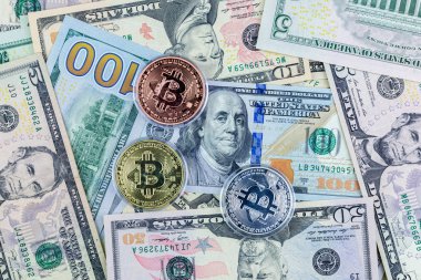 Amerikan dolarlarının banknotlarında bitcoin sembol sikkeleri. Bitcoin'i bir dolara bozdurun. Altın bitcoin abd dolar banknotları elektronik para değişimi kavramı. E -iş kavramı ve bitcoin vs dolar