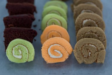 Ahşap tabakta reçel. Yakın plan. Çikolatalı reçel rulosuna odaklan. Yeşil çay, kiraz ve Citron Yuzu aromalı.. 