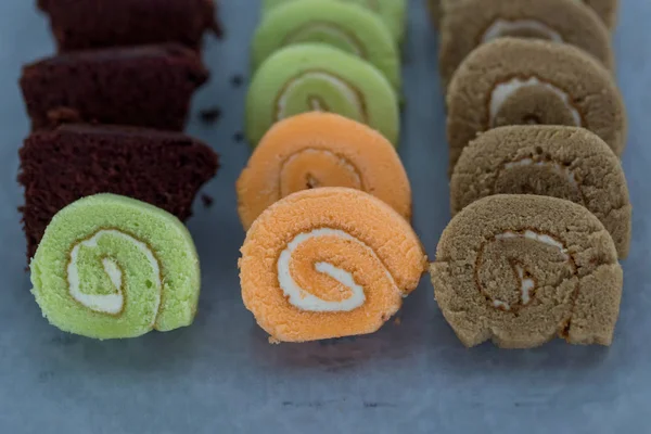 Ahşap tabakta reçel. Yakın plan. Çikolatalı reçel rulosuna odaklan. Yeşil çay, kiraz ve Citron Yuzu aromalı.. 