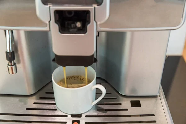 自助咖啡机在宾馆 体育俱乐部或办公室提供稳定 优质的咖啡 咖啡卡布奇诺咖啡机放在桌上 — 图库照片