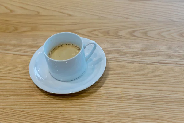 热咖啡卡布奇诺杯与牛奶泡沫在木桌的背景 木桌上的酒拿铁艺术咖啡 — 图库照片
