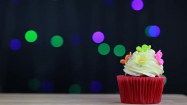 Tek bir mavi mumlu doğum günü keki. Sarı kremalı kek ve sevgililer günü pastası. Krem peynirli yeşil kapkek ve renkli çiçek..