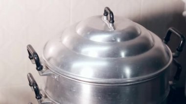 Elle açılır kapak tenceresi haşlanmış yengeç. Tencerede canlı yengeçler. Buharda pişmiş shanghai kıllı yengeçler, Çin mutfağı. Buharda pişmiş yengeç, Çin deniz ürünleri tezgahları..