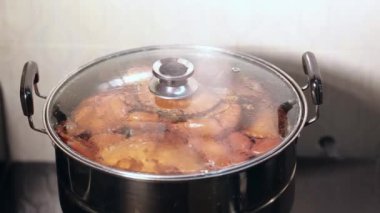 Elle açılır kapak tenceresi haşlanmış yengeç. Tencerede canlı yengeçler. Buharda pişmiş shanghai kıllı yengeçler, Çin mutfağı. Buharda pişmiş yengeç, Çin deniz ürünleri tezgahları..