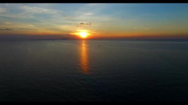 İnsansız hava aracının muhteşem deniz manzarası sahili görüntüsü. Turkuaz su ve metin için fotokopi alanı. Turkuaz suyu olan güzel kumsal, Uav insansız hava aracı görüntüsü.