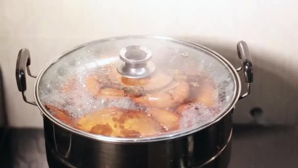 Hand Open Cover Pot Steamed Crab Pot Live Crabs Pot — Stock Video