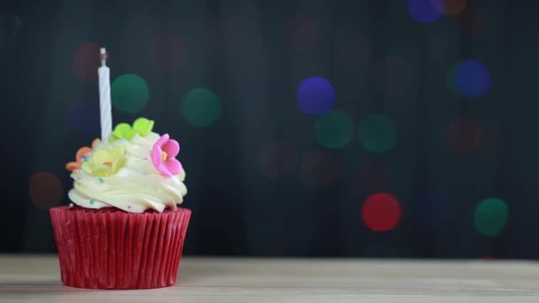 画面の背景にカップケーキと幸せな誕生日のテキスト 愛のバレンタインのための黄色のクリームと花のカップケーキ 緑の花 — ストック動画