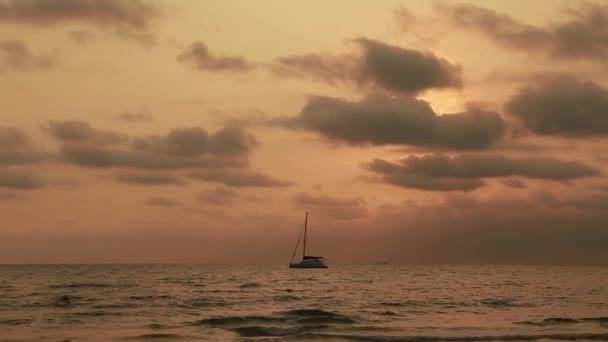 Vista Aérea Filmado Partir Drone Oceano Nascer Sol Sailboat Sunset — Vídeo de Stock