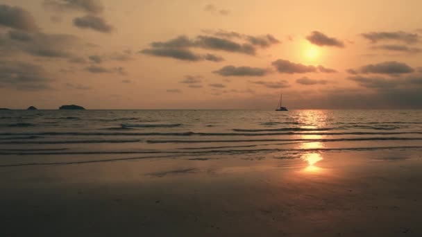 日の出の海シルエットのボートセーリングと帆船日没のファンタジー ヨット観光 海の夜の散歩 海の夕日の間の豪華なヨットでロマンチックな旅 — ストック動画