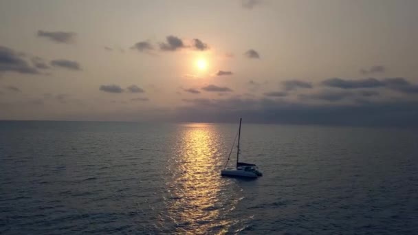 Luchtfoto Van Drone Van Oceaan Bij Zonsopgang Zeilboot Zonsondergang Fantasie — Stockvideo