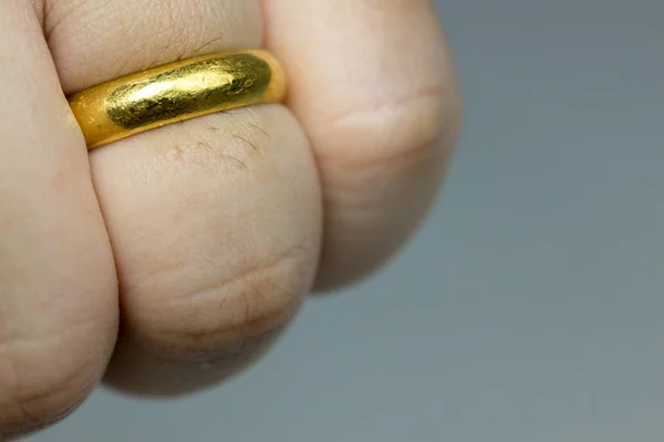 Anello Oro Fidanzamento Sulla Mano Della Donna Dettaglio Una Mano — Foto Stock