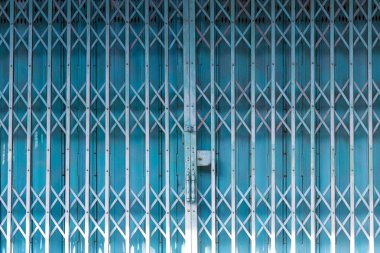 Katlanan metal ev kapısı, eski metalik, demir kapı. Dışarıdaki çelik kapılı, çelik levhalı, içerideki demir kapılı, çelik kapılı, çelik kapılı,.