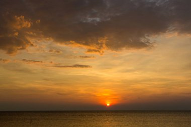 Alacakaranlık gökyüzü arka planı. Renkli gün batımı gökyüzü ve alacakaranlıktaki canlı gökyüzü. Ateşli turuncu günbatımı gökyüzü. Güzel