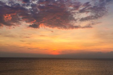 Alacakaranlık gökyüzü arka planı. Renkli gün batımı gökyüzü ve alacakaranlıktaki canlı gökyüzü. Ateşli turuncu günbatımı gökyüzü. Güzel