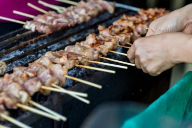 Barbekü domuz Tost ızgara veya Yemek için Tay garnitür beslenme hazırlık ile Tost domuz. Tayland yemekleri, sokak yemekleri. Domuz satay soba veya Tay tarzı kavrulmuş domuz eti pazarda ızgara.