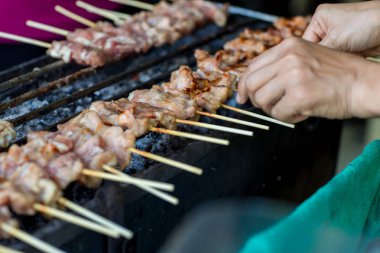 Barbekü domuz Tost ızgara veya Yemek için Tay garnitür beslenme hazırlık ile Tost domuz. Tayland yemekleri, sokak yemekleri. Domuz satay soba veya Tay tarzı kavrulmuş domuz eti pazarda ızgara.