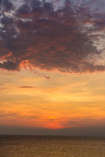 Сумерки Фоне Неба Красочное Закатное Небо Облачно Прояснениями Светлое Время — стоковое фото