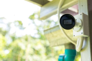 Evin dışındaki güvenlik kamerası güvenlik kamerası sistemi. Bulanık bir gece şehri manzarası. Duvardaki modern CCTV kamerası. Güvenli yaşam ya da varlık için ekipman sistemi hizmeti.