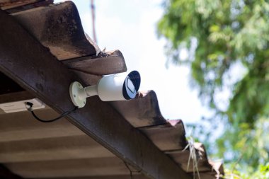Evin dışındaki güvenlik kamerası güvenlik kamerası sistemi. Bulanık bir gece şehri manzarası. Duvardaki modern CCTV kamerası. Güvenli yaşam ya da varlık için ekipman sistemi hizmeti.