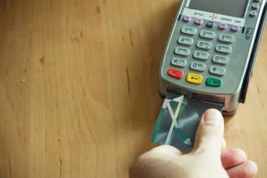 Kredi kartı araklama makinesi. Kafeteryadaki ödeme için kredi kartı geçiş belgesi.