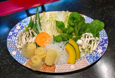 Sukiyaki ya da shabu shabu pişirmek için sebze. Sağlıklı beslenme ve sağlıklı beslenme. Temiz gıda konsepti ye.