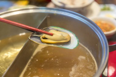 Sukiyaki demliğinde et ve sebze kaynatmak ve buharda pişirmek, sağlıklı olarak haşlanmış yemeği seçmek ve kızarmış yiyeceklerden kaçınmak kavram. Seçici odaklanma Shabu Shabu ve Sukiyaki, Japon yemekleri.