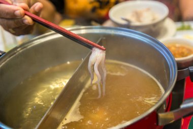 Sukiyaki demliğinde et ve sebze kaynatmak ve buharda pişirmek, sağlıklı olarak haşlanmış yemeği seçmek ve kızarmış yiyeceklerden kaçınmak kavram. Seçici odaklanma Shabu Shabu ve Sukiyaki, Japon yemekleri.