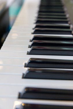 Paino Keys serisi. Eski piyanonun siyah beyaz tuşları. Müzik ruhu sakinleştirir. Paino anahtarlarını kapat. Kirli boya üzerindeki eski klasik antika boya.