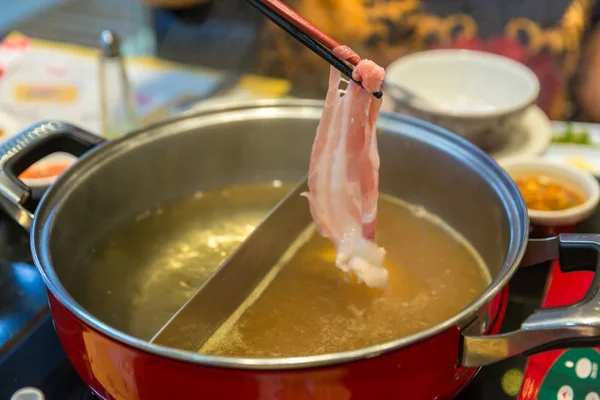 Daging Dan Sayuran Dalam Pot Sukiyaki Direbus Dan Uap Memilih — Stok Foto