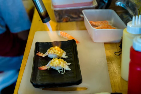 Cerca Quemadura Antorcha Mano Los Camarones Sushi Comida Japonesa Shrimp —  Fotos de Stock