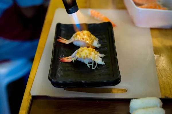 Cerca Quemadura Antorcha Mano Los Camarones Sushi Comida Japonesa Shrimp —  Fotos de Stock