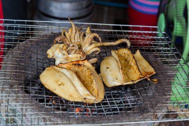 Kömür ocağında ızgara mürekkep balığı. Izgara kalamar çok lezzetlidir. Tayland sokak yemeklerinde bulunur. Sıcak Kömür Üzerine Barbekü Izgarası.