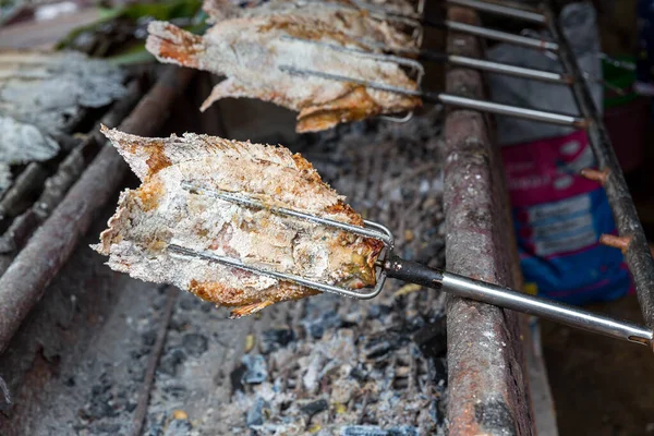 Рибу Очищають Сіллю Потім Спалюють Продажу Вулична Їжа Таїланду — стокове фото