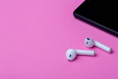 Kablosuz kulaklık ve şarj çantası. Kablosuz kulaklıklar. Yeni modern telefon için kulaklıklar.