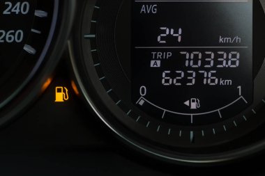 Araç torpido gözünde boş yakıt uyarı ışığı. Yakıt pompası ikonu. Benzin göstergesi panelinde dijital uyarı levhası var. Yakıtı bitti. Gösterge panelinde düşük yakıt seviyesi göstergesi.