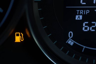 Araç torpido gözünde boş yakıt uyarı ışığı. Yakıt pompası ikonu. Benzin göstergesi panelinde dijital uyarı levhası var. Yakıtı bitti. Gösterge panelinde düşük yakıt seviyesi göstergesi.