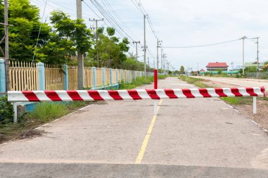 Bariyer yolu kapatıyor. Arabaların geçişini kaybeder. Ana yolda trafik yasağı tabelası. Koruma alanı, giriş yasak, geçiş yasak.