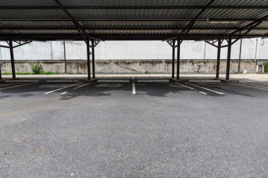 Otopark boş, açık garajın çatısı. Açık otoparkın dışında, arabalı ve otoparkta boş. Apartman ya da mağazada boş bir otopark..