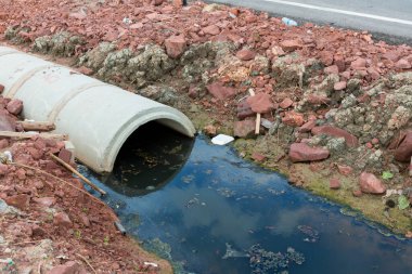 Somut dairesel akış borusu su boşaltıyor. Lağım borusu nehri kirletiyor. Kanalizasyon ya da yerel atık su ya da belediye atık suyu, bunlar halkın ürünüdür..