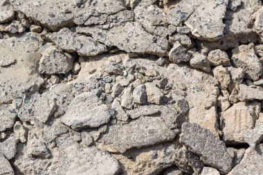 Kırık Yol Çatalı dokusu. İnşaat, yüzeyi matkapla deldikten sonra. Kazı kazısından dolayı beton kırıldı. Yol kanalizasyon kanalları oluşturmak için kazılmış ve delinmiş..