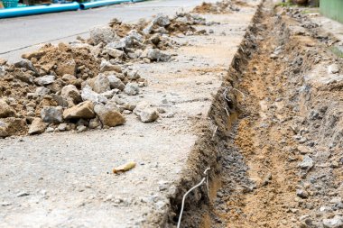 Boru Suyu yüklenmeden önce yol kazılıyor. İnşaat alanında kazı suyu drenajı. Boru döşemek için yollar kazıyor. Yol onarımı ve ihtiyatı beton kazılarda engellenmiş..