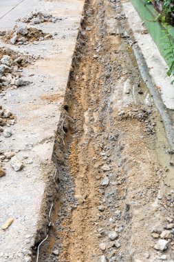 Boru Suyu yüklenmeden önce yol kazılıyor. İnşaat alanında kazı suyu drenajı. Boru döşemek için yollar kazıyor. Yol onarımı ve ihtiyatı beton kazılarda engellenmiş..