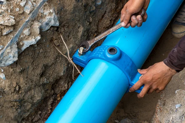 Man Using Large Wrench Water Pipes Construction Site New Water — Stock Photo, Image