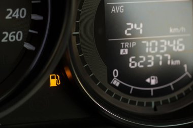 Araç torpido gözünde boş yakıt uyarı ışığı. Yakıt pompası ikonu. Benzin göstergesi panelinde dijital uyarı levhası var. Yakıtı bitti. Gösterge panelinde düşük yakıt seviyesi göstergesi.