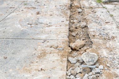 Kırık Yol Çatalı dokusu. İnşaat, yüzeyi matkapla deldikten sonra. Kazı kazısından dolayı beton kırıldı. Yol kanalizasyon kanalları oluşturmak için kazılmış ve delinmiş..